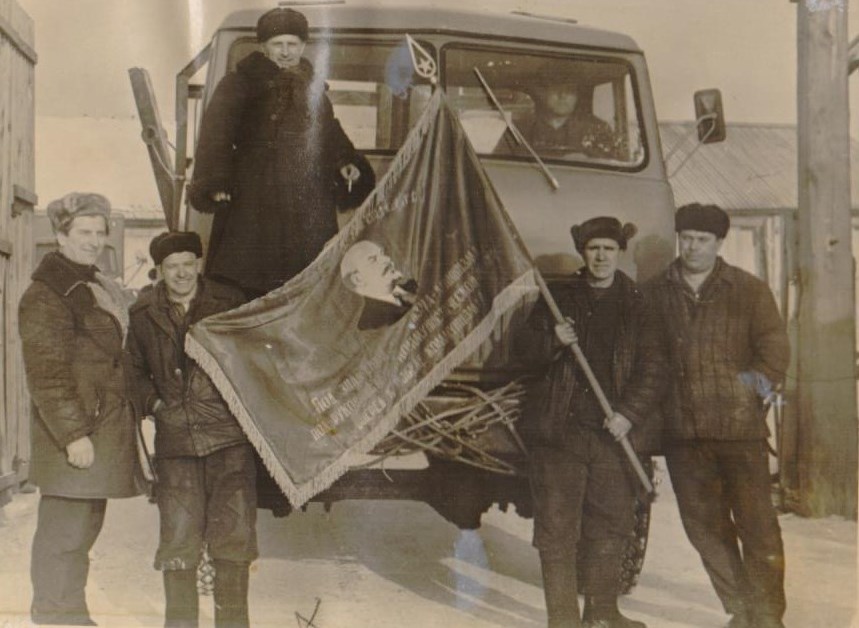 1 ряд, 1 Конюхов П.И., со знаменем Варкин Михаил Тихонович